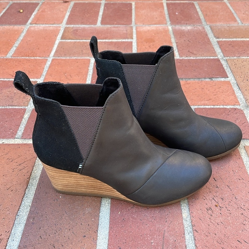 TOMS boot Women's Kelsey Fashion. Size 6.5 true to size. - Picture 4 of 10